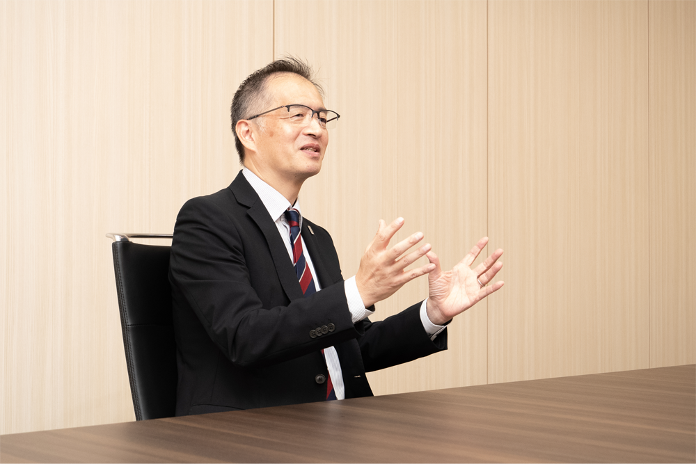 インタビューに答えるファクトリージャパングループの大杉信之氏